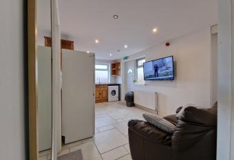 Nice Living Serviced Accommodations 8 (Entire 2 Ensuite Bedroom House) has Balcony rooms