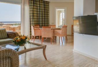 Apartamento Turistico Canarias has rooms with a private hot tub