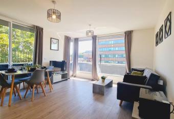 Inviting 1-Bed Apartment in Hemel Hempstead has Balcony rooms