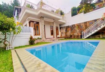 Villa Cisarua Zeni 1 has Balcony rooms