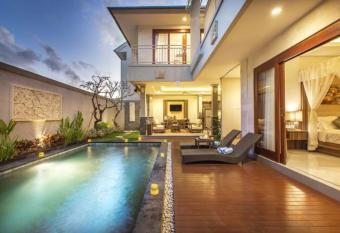 Royal majesty 3bed room private pool villa at kuta has rooms with a private hot tub