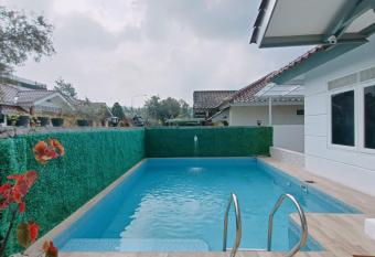 Villa Kota Bunga Madeline has Balcony rooms