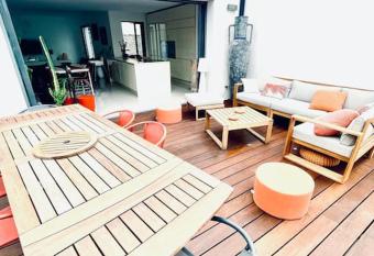 Belle villa moderne et confort has rooms with a private hot tub