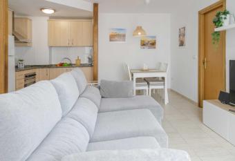 APARTAMENTO DE TRES DORMITORIOS CERCA DEL MAR has Balcony rooms