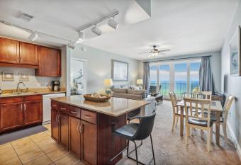 Laketown Wharf #1407 by Nautical Properties has rooms with a private hot tub