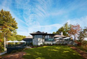 Skyline Lodge has Balcony rooms