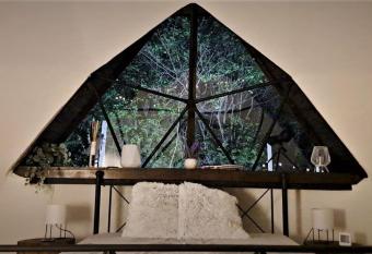 Secret Garden Glamping Oradea has rooms with a private hot tub