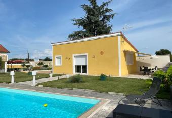 STUDIO LOSANJOS has rooms with a private hot tub