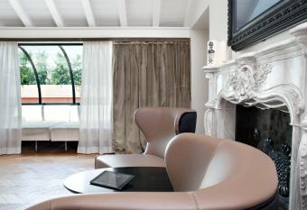 Hotel The Corner Roma has rooms with a private hot tub