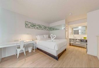 Cozy Retreat 10 min from Disney allows 18 year olds to book a room