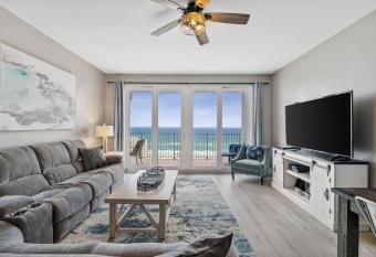 Laketown Wharf 1427 by Nautical Properties has rooms with a private hot tub