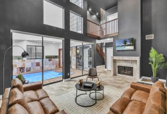 LUX 4BR Home w/ Hot tub & Pool, 15 min to downtown has rooms with a private hot tub