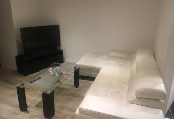 Jolie 2 pi  ces id  alement situ   has Balcony rooms