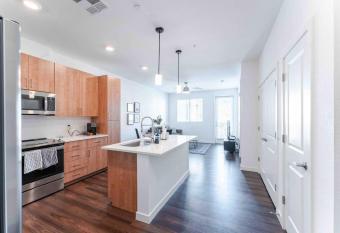 Gateway to Old Town with Pool & Hot Tub + Gym! has rooms with a private hot tub