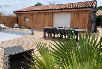 Le petit paradis allows 18 year olds to book a room