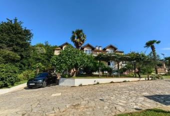 Rosemary Apartments has Balcony rooms