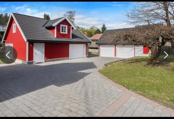 Sjarmerende gjestehus med stor hage i Sandvika has Balcony rooms