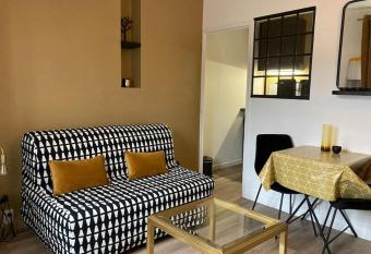 Studio    La Rochelle allows 18 year olds to book a room