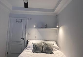 Self contained modern studio room with Ensuite and Kitchenette! allows 18 year olds to book a room