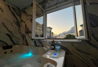 Centrium Spa Makarska has rooms with a private hot tub