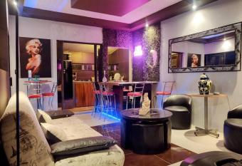 Hermoso departamento a 5 minutos del consulado allows 18 year olds to book a room