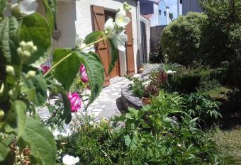 Maison avec jardins    5 mn de la gare de La Rochelle has Balcony rooms