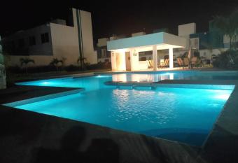 Casa espaciosa, con alberca en coto privado. has Balcony rooms