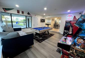 Modern Tropical Oasis With Arcade, Hottub & Minigolf has rooms with a private hot tub