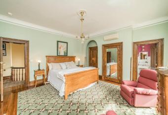 Peaceful Easy Feelings - King Sized Bed - Sleeps 2 allows 18 year olds to book a room