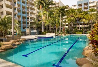 Ultra Relaxing 1BR Poolside Oasis has rooms with a private hot tub
