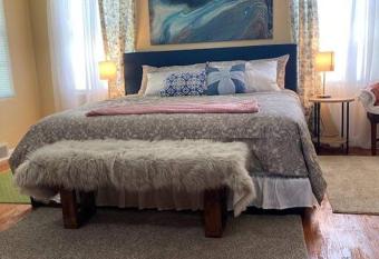 Cozy home, King bed, 3 bedrooms,close to downtown beaches towncenter allows 18 year olds to book a room