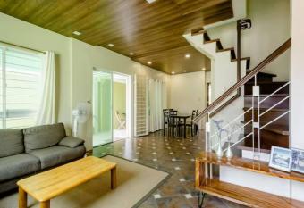 Private Townhouse (Serenia Homestay) has Balcony rooms
