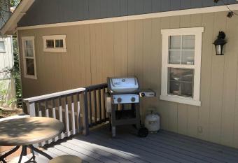 Crestline Blissful Cabin Escape has Balcony rooms