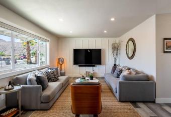 Infinite Sky Estate has rooms with a private hot tub