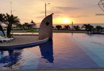 Dpto Frente al mar Diamond Beach has rooms with a private hot tub