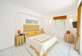 Villa Marinella has Balcony rooms