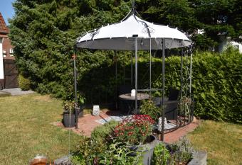 Ferienwohnung Manou`s Garten has Balcony rooms