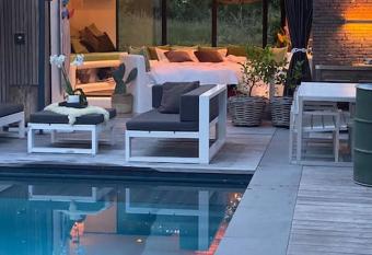 duinenhuisje met priv   zwembad allows 18 year olds to book a room