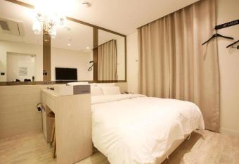 Hotel Lassa has rooms with a private hot tub