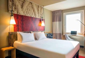 Ibis Schiphol Amsterdam Airport allows 18 year olds to book a room