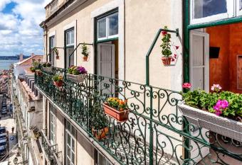 Casinha das Flores allows 18 year olds to book a room
