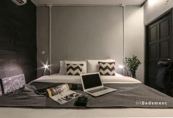 Bedsment@Hayaek has rooms with a private hot tub