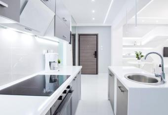 Cozy two-bedroom apartment in Athens has rooms with a private hot tub