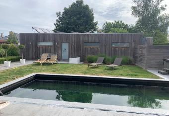 Q Guesthouse has rooms with a private hot tub