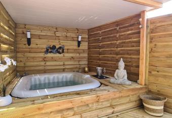 Chalet avec Jacuzzi has rooms with a private hot tub
