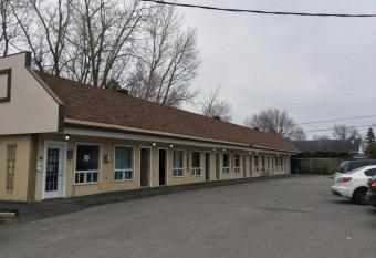 Auberge Du Lac Beauchamp has Smoking rooms