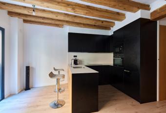 TuApartamento en Calle Chapitela 13 has Smoking/Balcony rooms