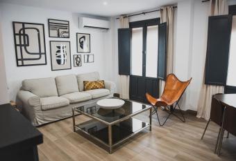 Apartamento La Milagrosa allows 18 year olds to book a room