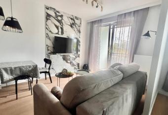 Gold Sleep nowy apartament z jacuzzi na wy    czno     has rooms with a private hot tub