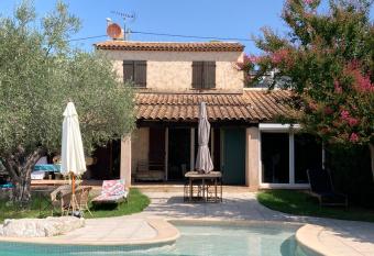 Villa proven  al avec piscine allows 18 year olds to book a room